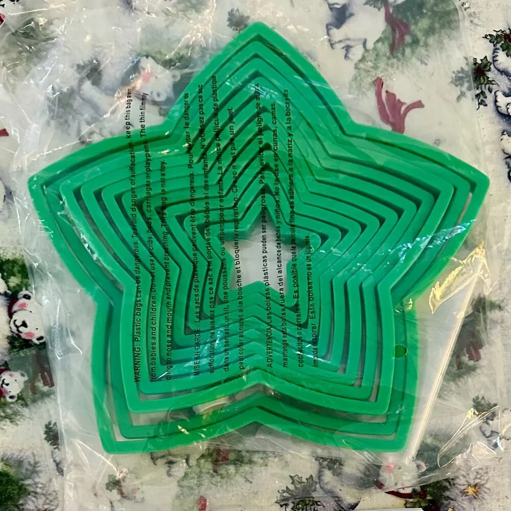 NIB Wilton Christmas Tree Cookie Cutter Kit 3 Decorating Bags 2 Decorating Tips